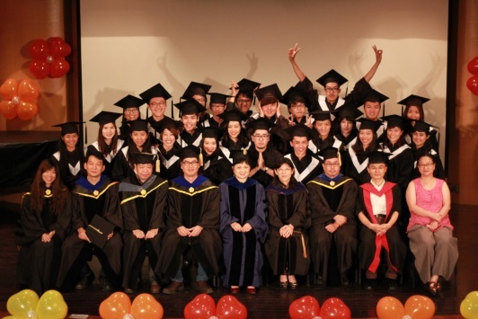 大學部104級畢業生與師長合影(另開新視窗/jpg檔)圖片