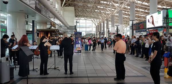 當古典樂遇上台灣歌謠  巴洛克樂團高鐵站演出(另開新視窗/jpg檔)圖片