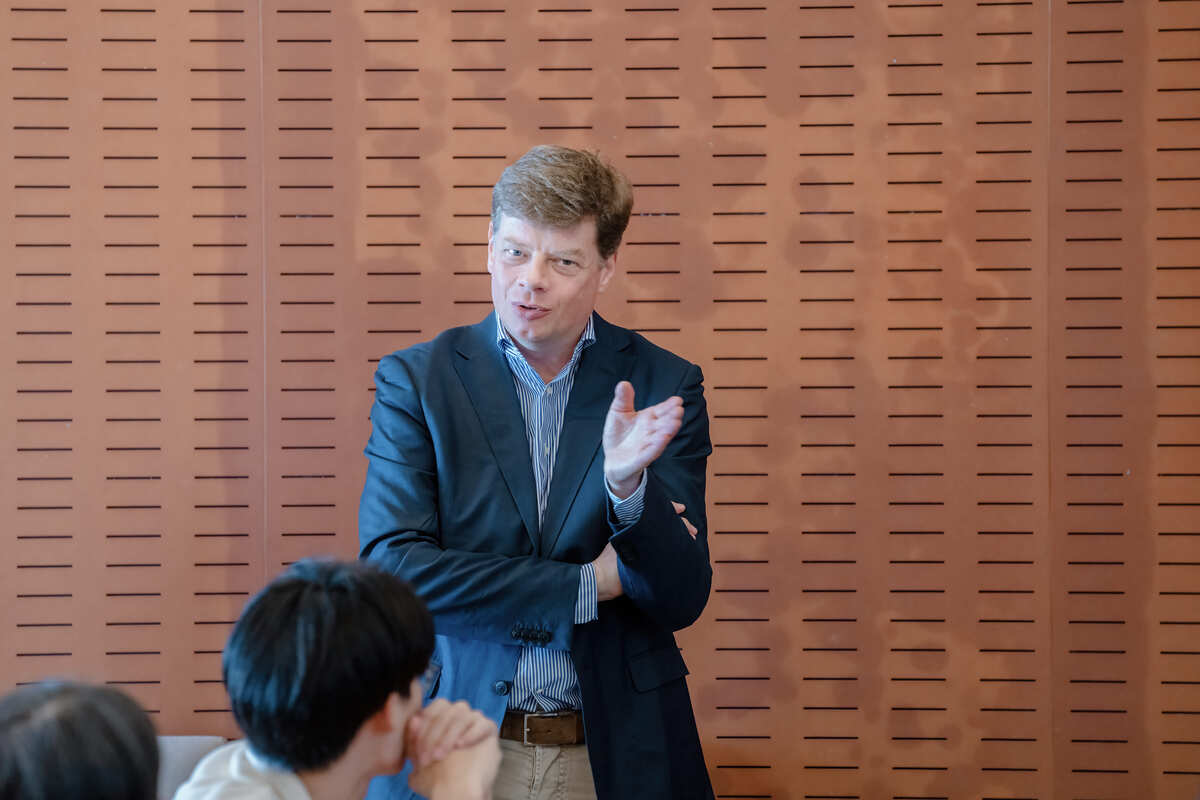 德國慕尼黑聯邦國防軍大學氣膠專家Prof. Christian J. Kähler闡述不同年齡、性別的人在進行日常或激烈運動過程中,釋放到環境中的呼氣氣膠,並探討室內氣流對於空氣清淨機的去除氣膠微粒效率的影響。(另開新視窗/jpg檔)圖片