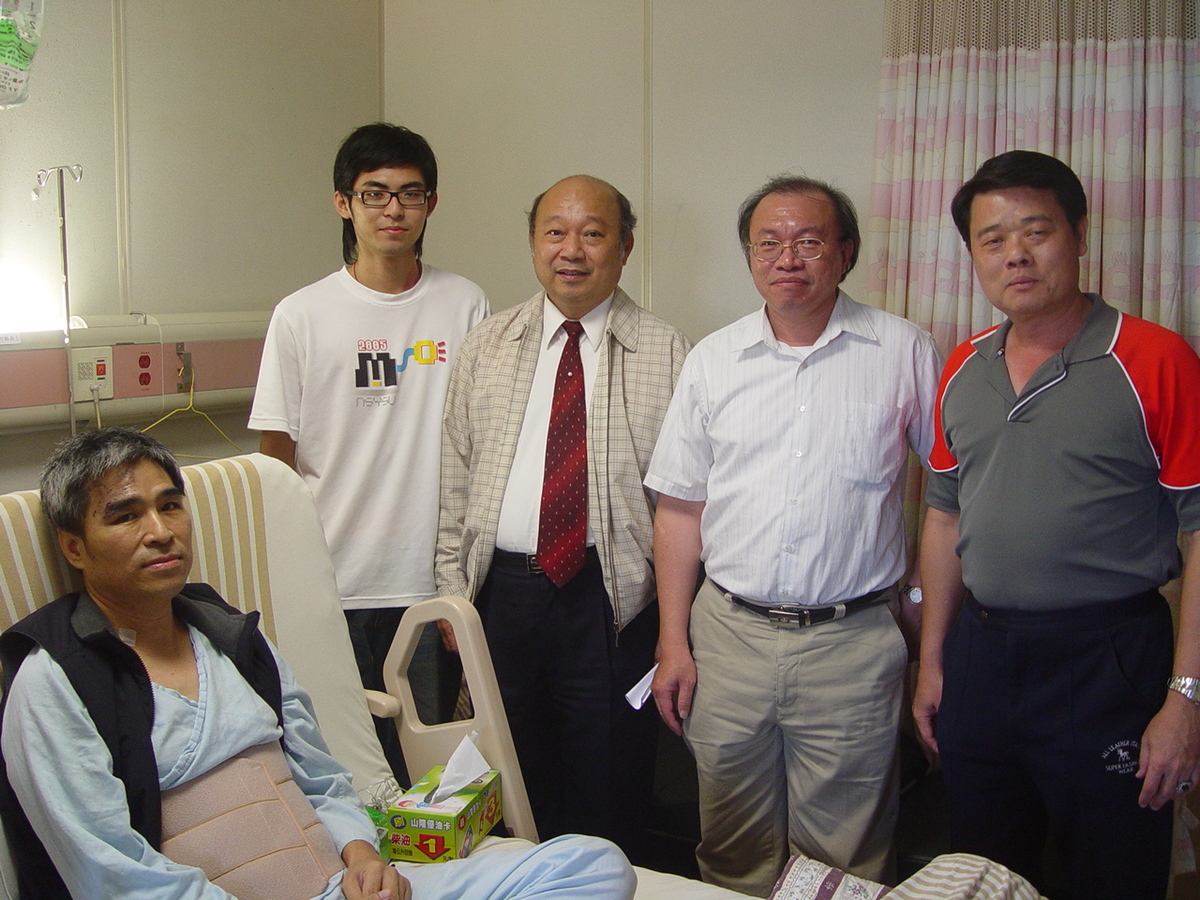 國立中山大學材料與光電學系大一新生吳旻憲，為了救父親決定休學捐肝，且於日前已經順利完成肝臟移植手術。今天張宗仁校長、材光系曾百亨主任與生輔組的教官們特地前往高雄長庚醫院探視吳旻憲與吳父，並送上六萬元的學生急難救助金與營養補品，除了祝福他們可以早日康復、嘉?(另開新視窗/jpg檔)圖片