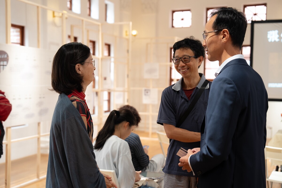 范特喜微創文化董事長夫人與中山大學創新半導體製造所王俊明所長、外文系林毓凱助理教授交流(另開新視窗/jpg檔)圖片