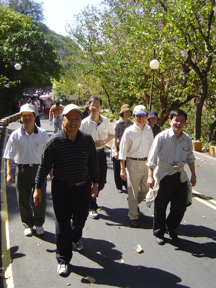 立中山大學校長張宗仁率領全校教職員，一齊挑戰校園內素有萬里長城之稱的觀景步道，讓金雞年的新春團拜充滿運動風。(另開新視窗/jpg檔)圖片