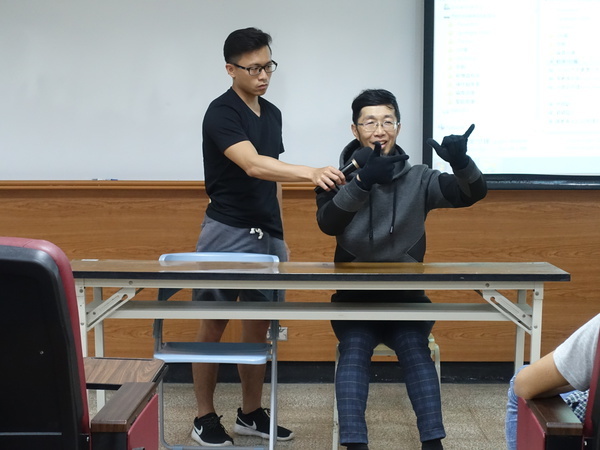 沙畫大師莊明達 與中山學子聊創新美學(另開新視窗/jpg檔)圖片