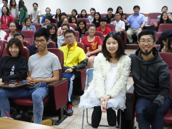 沙畫大師莊明達 與中山學子聊創新美學(另開新視窗/jpg檔)圖片