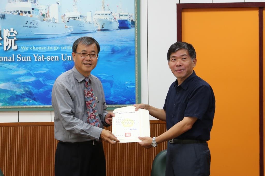 鄭英耀校長(左)致贈王兆璋院長聘書(另開新視窗/jpg檔)圖片