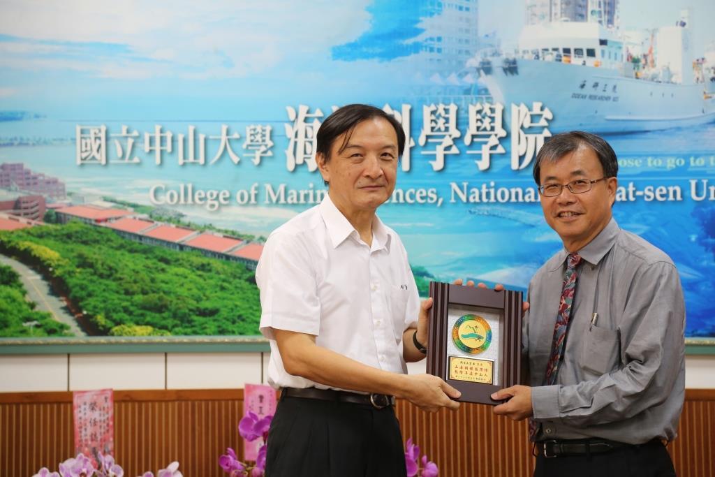 致贈陳宏遠院長(左)卸任感謝牌(另開新視窗/jpg檔)圖片