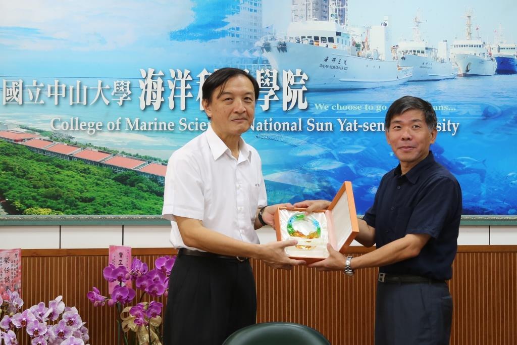 王兆璋院長致贈陳宏遠院長紀念琉璃(另開新視窗/jpg檔)圖片