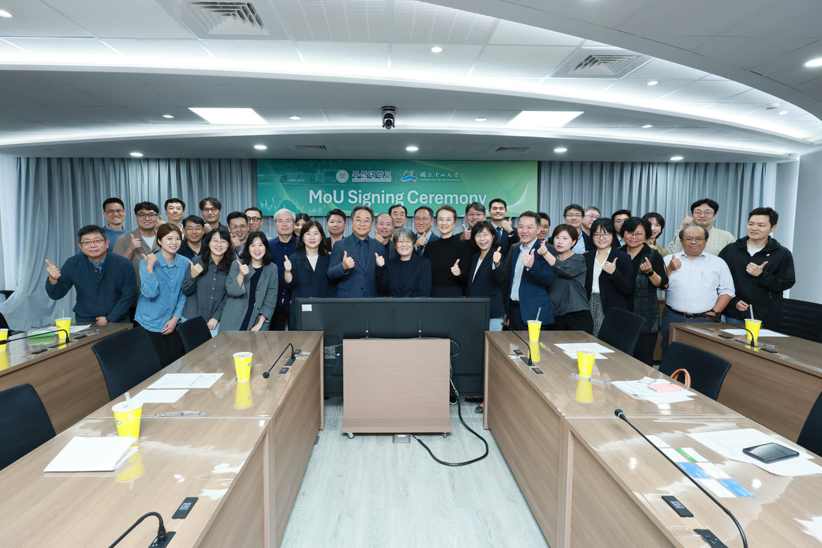 中山大學社科院與韓國釜山國立大學社科院簽定合作備忘錄。(另開新視窗/jpg檔)圖片