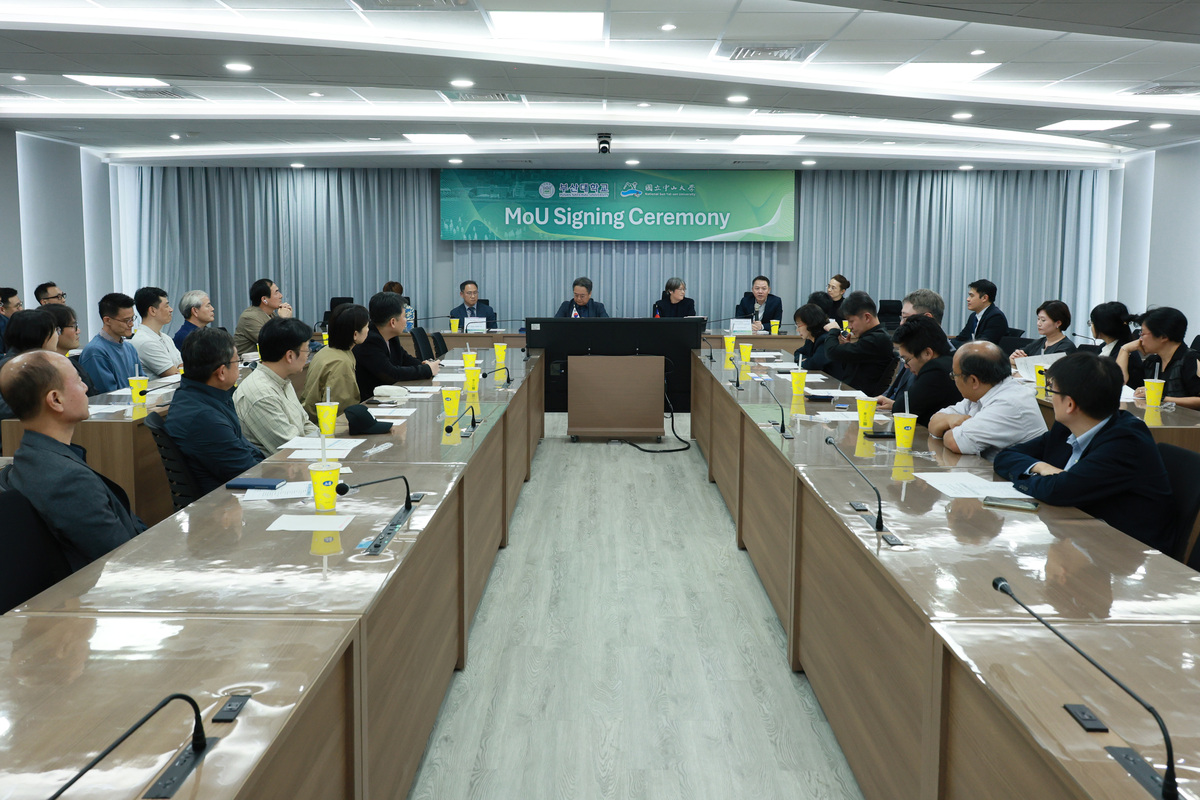 中山大學社科院與韓國釜山國立大學社科院簽定合作備忘錄。(另開新視窗/jpg檔)圖片