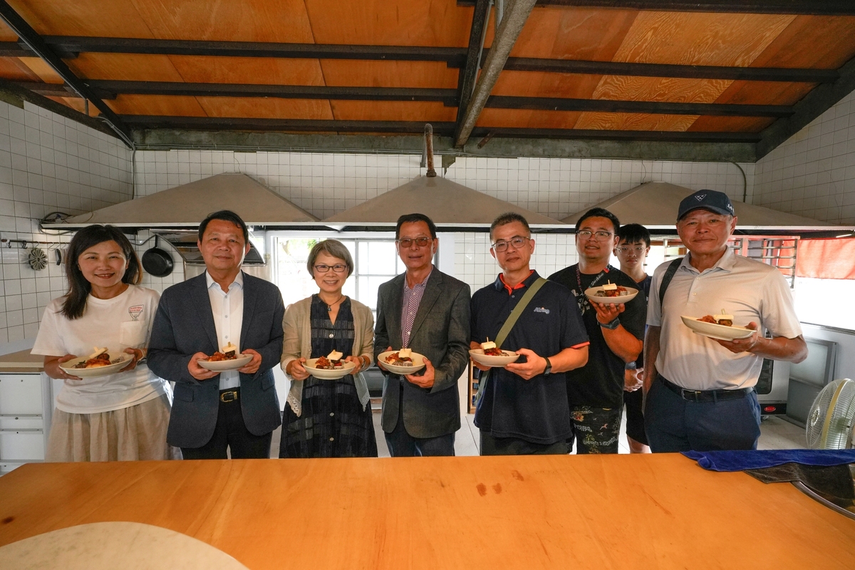 「灶咖教室」培力旗津高關懷青少年學習健康餐食製作，同時也打造社區公益廚房，提供獨居長者送餐及社區共餐等公益服務。左起家樂福文教基金會蘇筱駗執行長、居興建設公司林詠盛董事長、中山大學永續發展辦公室楊靜利副永續長、沅水企業劉信陸董事長、萬潤科技公司鄭守益經理、咖黑咖啡蔡宜廷店長、梓玉生態農場張家豪先生。(另開新視窗/jpg檔)圖片