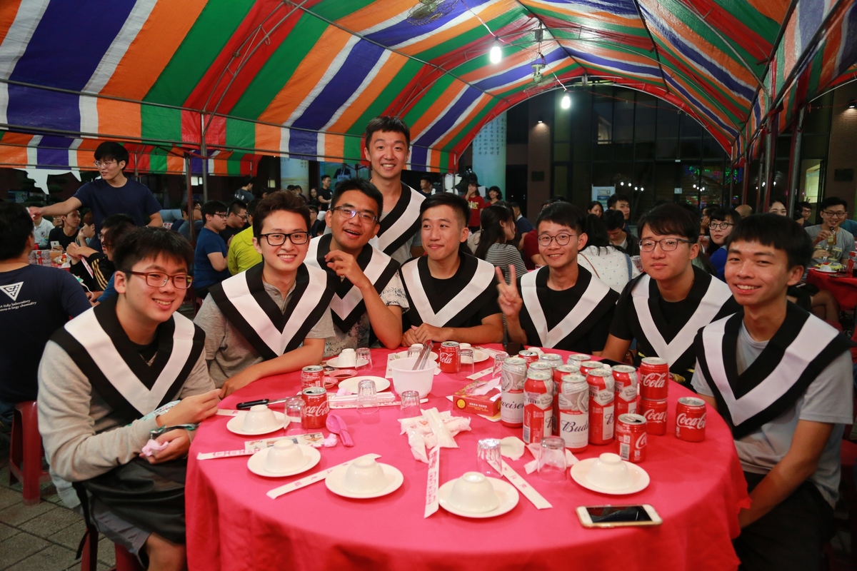 影音》創意尾牙獻祝福　中山大學揪畢業生呷辦桌(另開新視窗/jpg檔)圖片