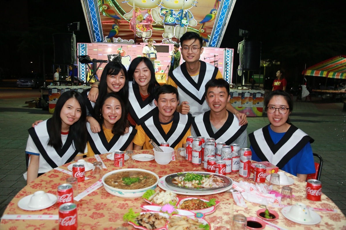 影音》創意尾牙獻祝福　中山大學揪畢業生呷辦桌(另開新視窗/jpg檔)圖片