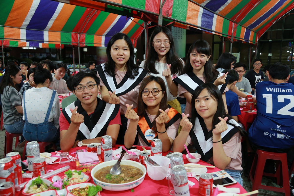 影音》創意尾牙獻祝福　中山大學揪畢業生呷辦桌(另開新視窗/jpg檔)圖片