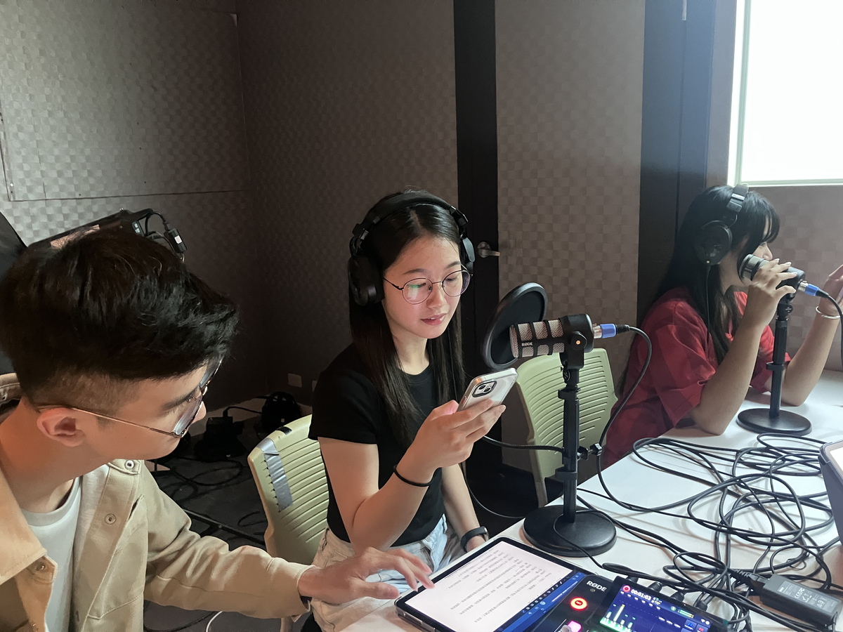 學生錄製Podcast(另開新視窗/jpeg檔)圖片