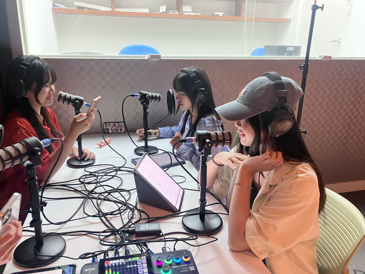 學生錄製Podcast(另開新視窗/jpeg檔)圖片