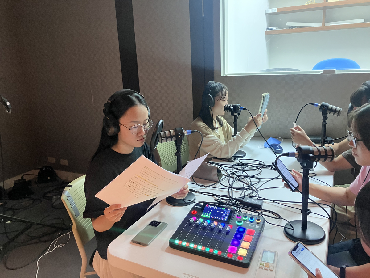 學生錄製Podcast(另開新視窗/jpeg檔)圖片