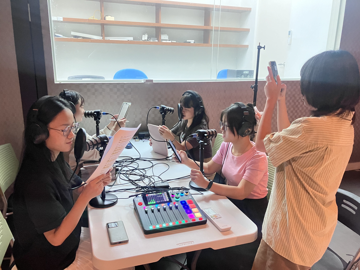 學生錄製Podcast(另開新視窗/jpeg檔)圖片