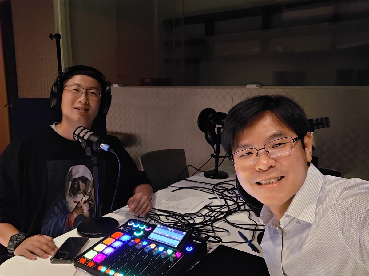 中文系羅景文老師（右）與業師黃晟祥共同錄製Podcast(另開新視窗/jpg檔)圖片