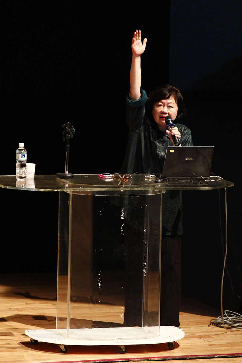 陳郁秀女士鼓勵同學踴躍發言(另開新視窗/jpg檔)圖片