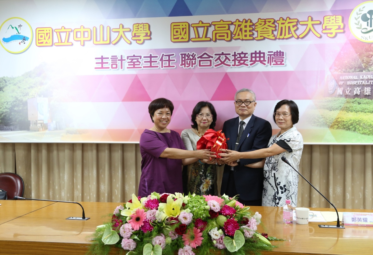 高餐大盧貴美主任(左)卸任，交接給新任傅素瑛主任(右)(另開新視窗/jpg檔)圖片
