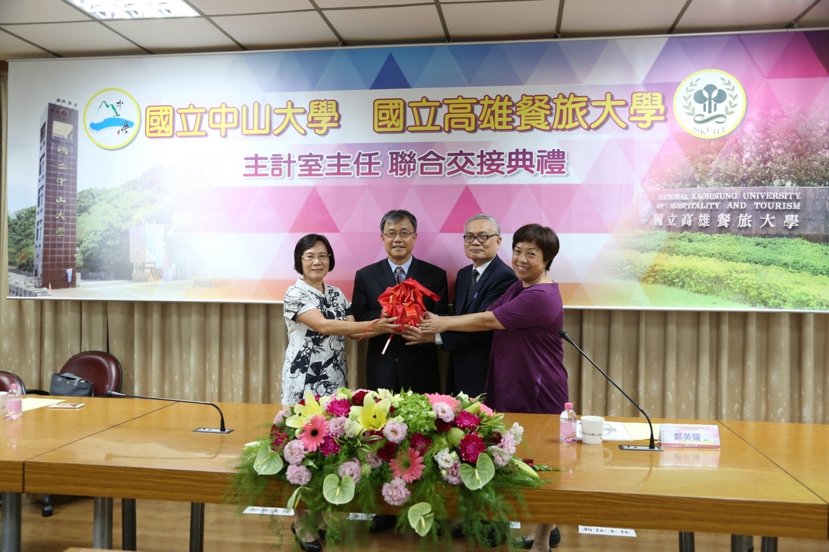 中山大學傅素瑛主任(左)卸任，交接給新任盧貴美主任(右)(另開新視窗/jpg檔)圖片
