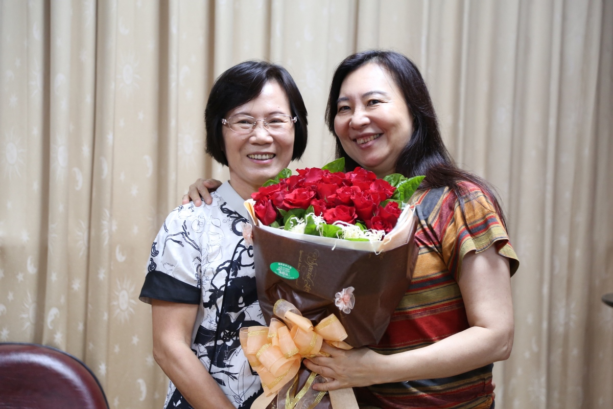 藝文中心李美文主任獻花(另開新視窗/jpg檔)圖片