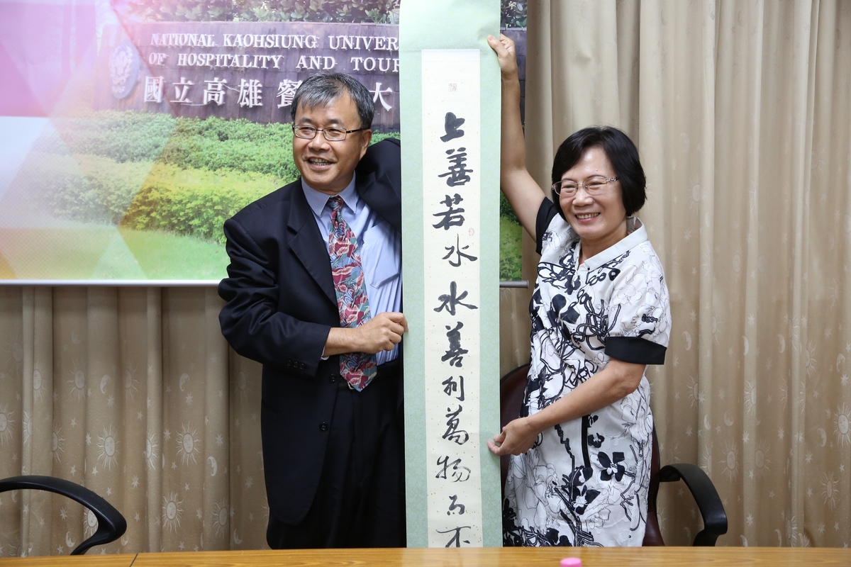 鄭英耀校長致贈親筆提書卷軸(另開新視窗/jpg檔)圖片