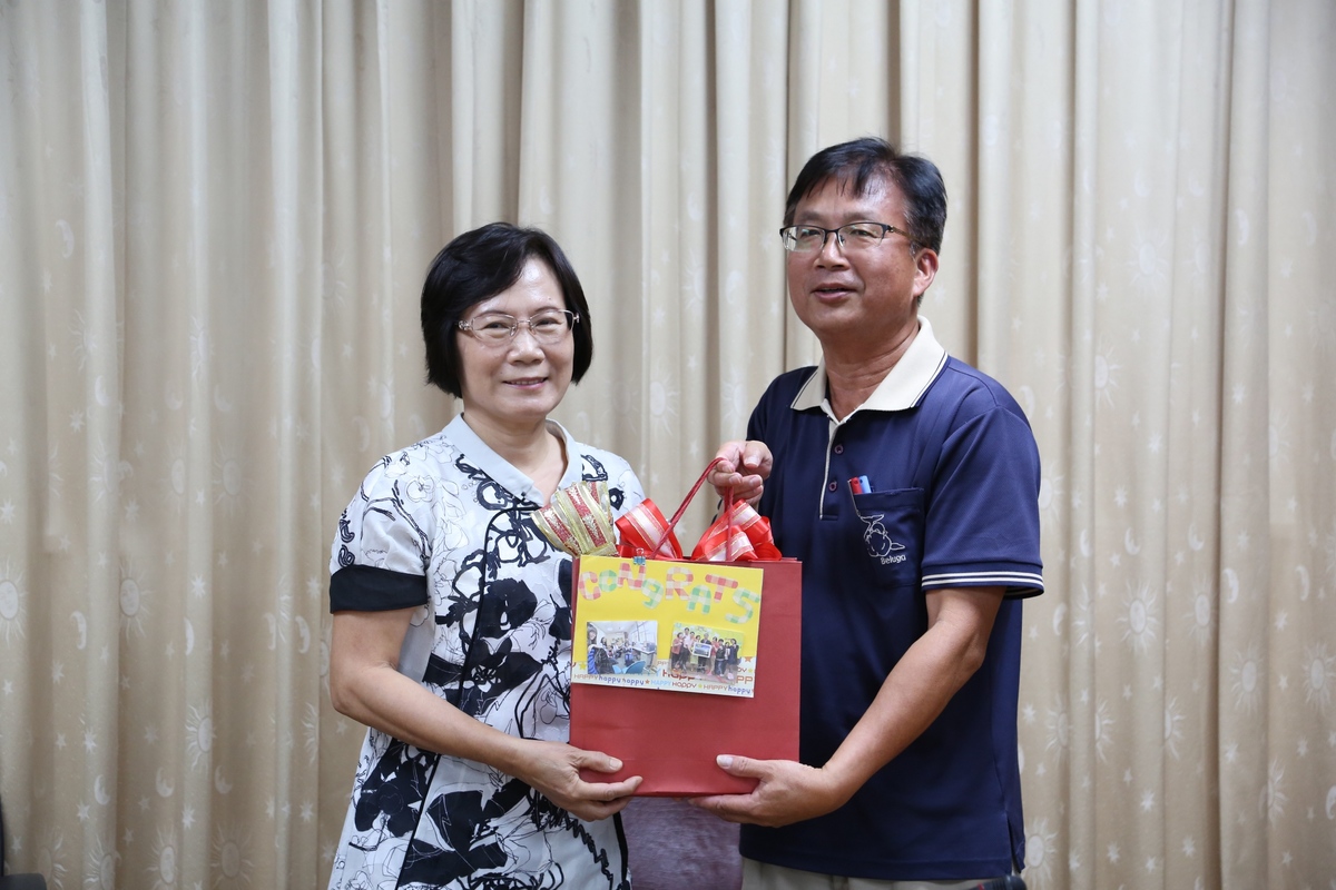 楊育成簡任秘書代表秘書室同仁獻上祝福(另開新視窗/jpg檔)圖片
