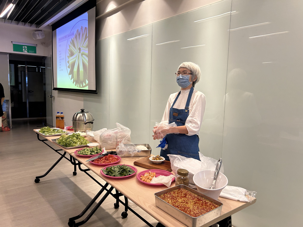 西灣學院兼任講師阮氏貞帶領學生製作越南鮮蝦粉卷(另開新視窗/jpg檔)圖片