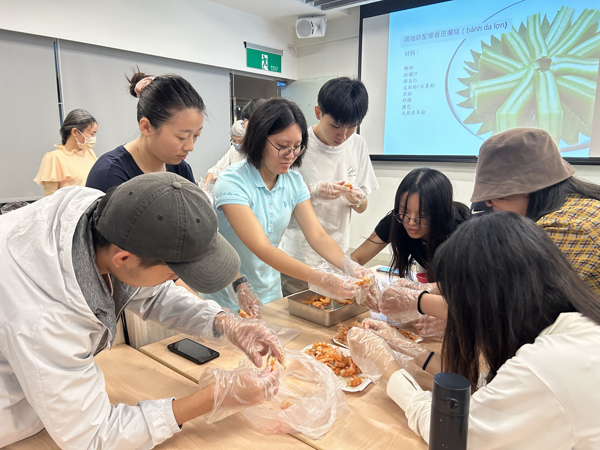 學生製作越南鮮蝦粉卷(另開新視窗/jpg檔)圖片