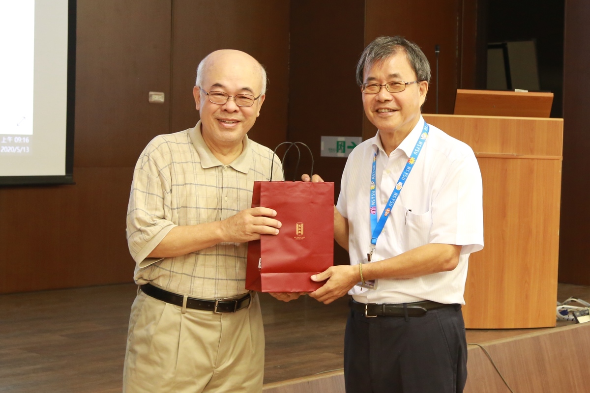 中山大學校長鄭英耀(右)在行政會議中，肯定通訊工程研究所教授黃立廷(左)頂尖的學術研究能量。