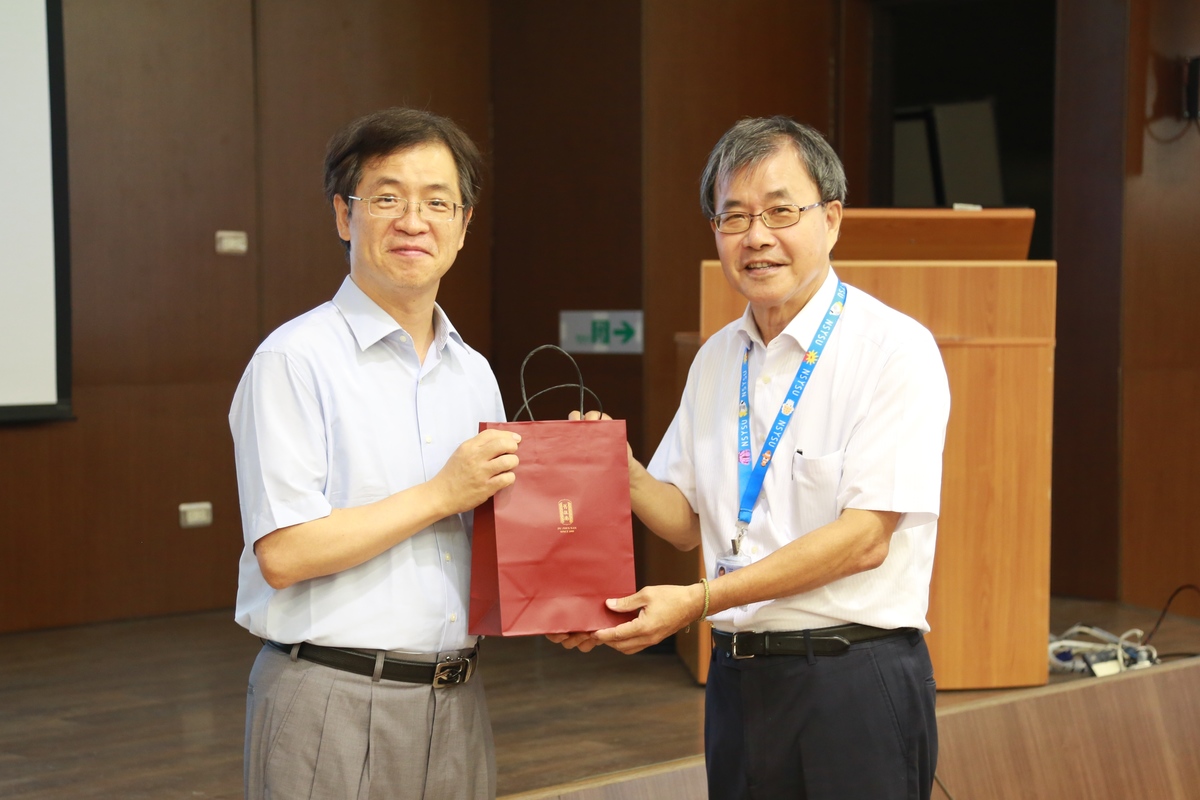 中山大學校長鄭英耀(右)在行政會議中，肯定電機工程學系教授洪子聖(左)頂尖的學術研究能量。