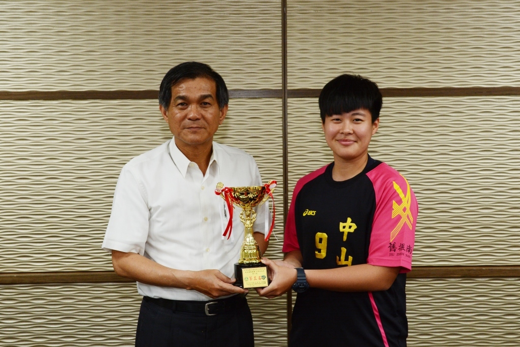 女排獻獎盃(另開新視窗/jpg檔)圖片