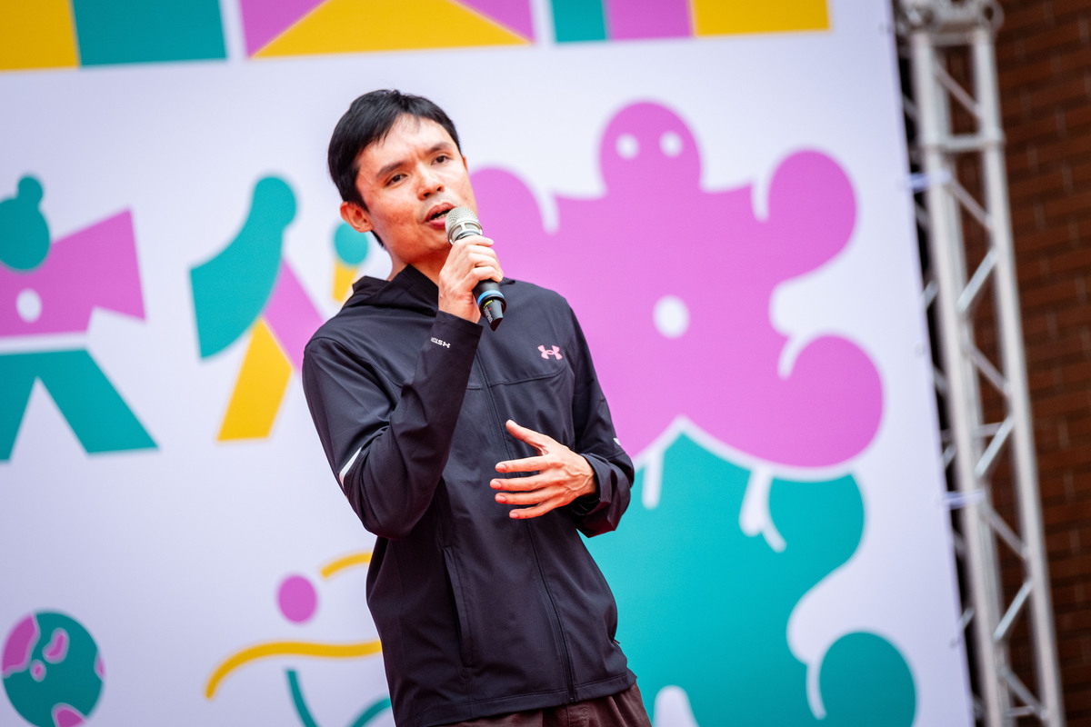 康斯証不僅唱腔似王傑，也對他的歌曲如數家珍，初次獻唱便技驚四座，「西灣王傑」之名不脛而走(另開新視窗/jpg檔)圖片