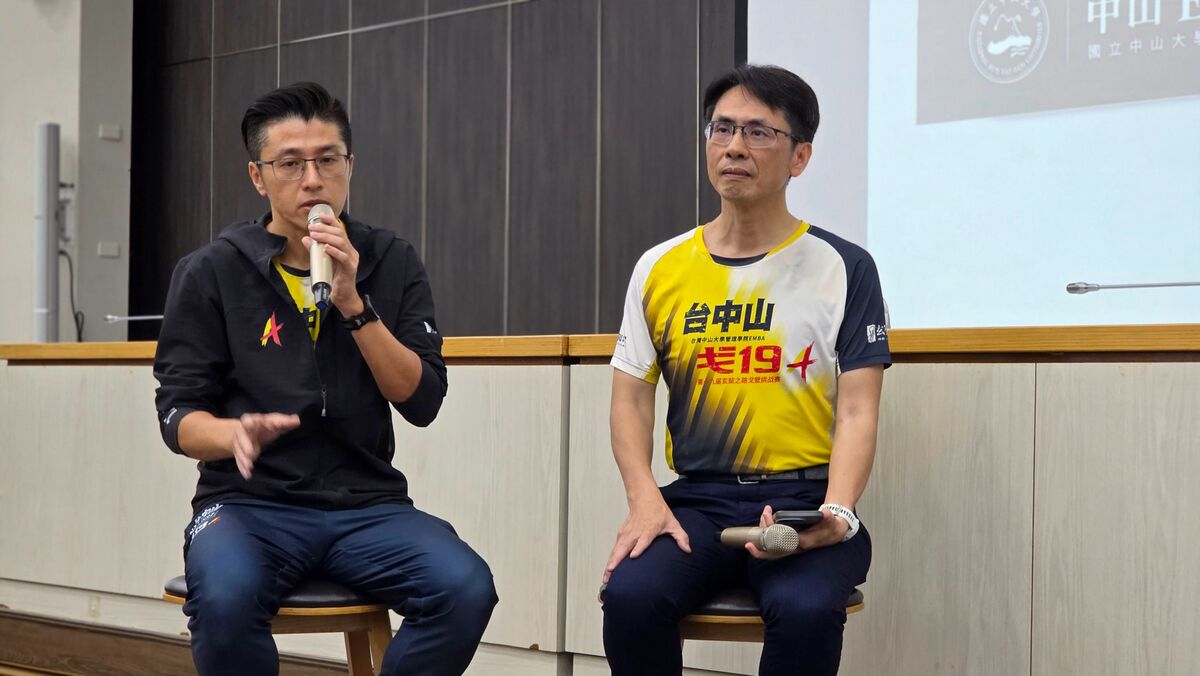 漢德威自動化科技總經理羅偉（左）與高雄榮民總醫院教學研究部醫學教學科科主任林清煌（右）分享戈壁經驗。(另開新視窗/jpg檔)圖片