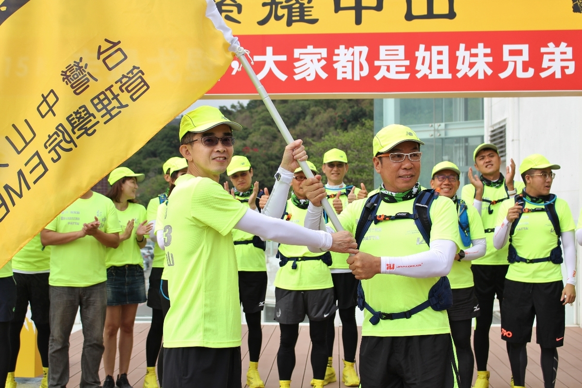 中山管院陳世哲院長(左)授旗予黃文彬總隊長(另開新視窗/jpg檔)圖片