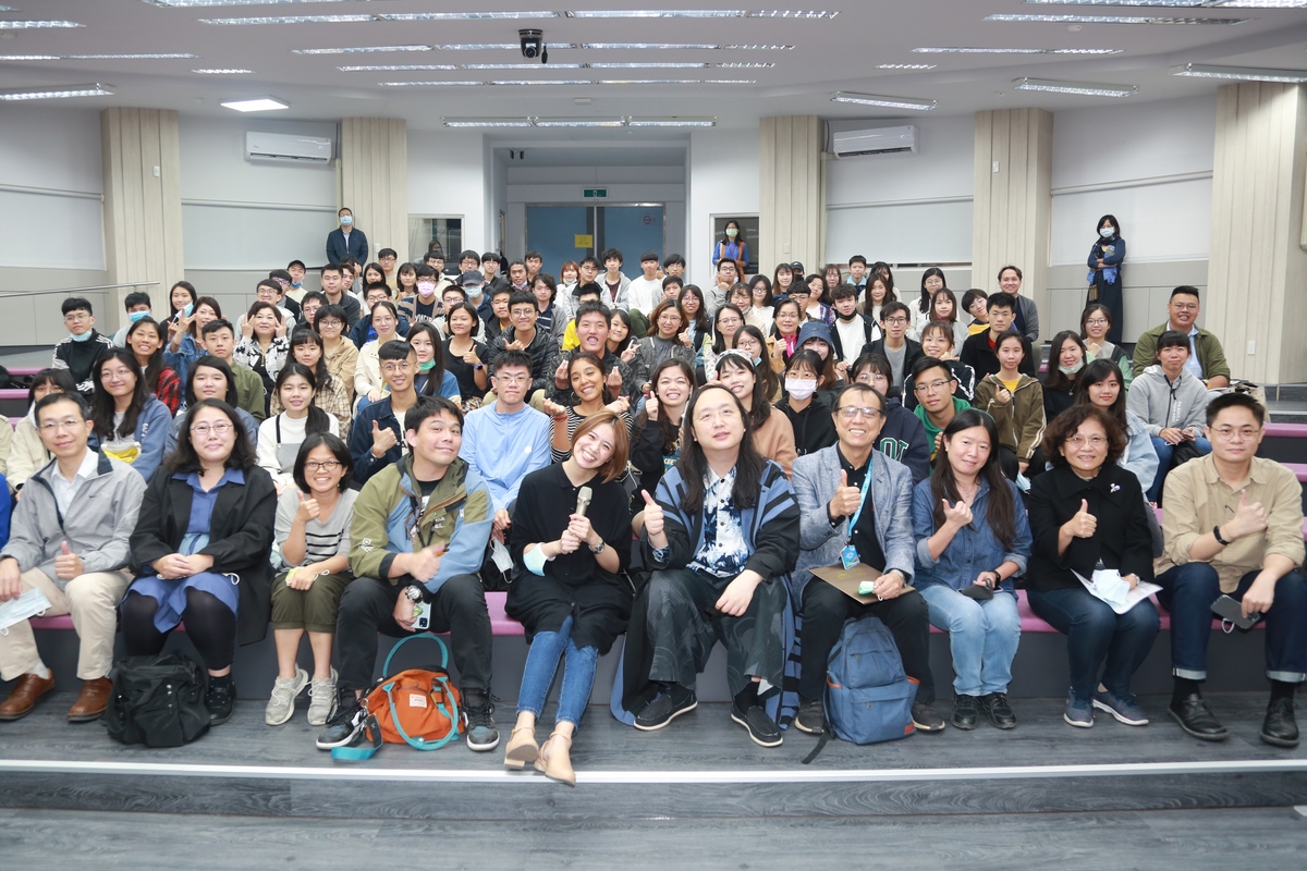 國立中山大學新設社會創新研究所，邀請行政院政務委員唐鳳（第一排右五）蒞校分享「台灣社會創新發展趨勢」，上百名學生擠爆會場。
