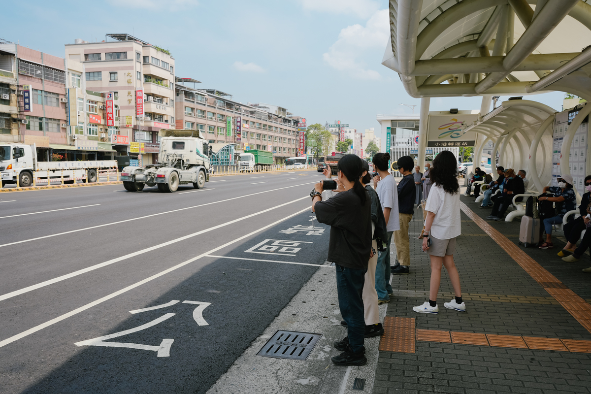 學生拍攝疾駛而過的卡車，感受噪音、震動、空汙(另開新視窗/jpg檔)圖片