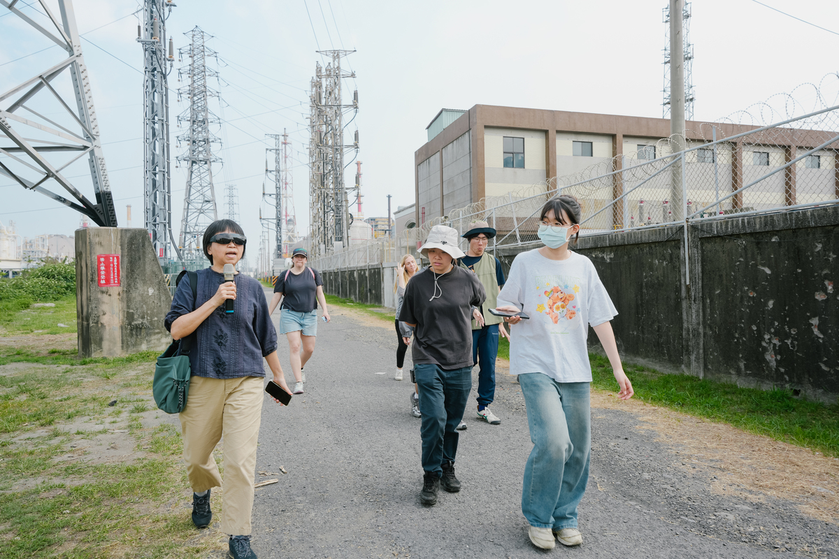 中山大學社會系邱花妹副教授（左）向學生介紹高雄工業歷史(另開新視窗/jpg檔)圖片