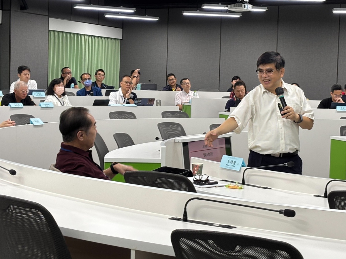 管理學院林豪傑院長以哈佛經典個案為例，引導學員剖析品牌轉型、國際化與家族治理的策略抉擇(另開新視窗/jpg檔)圖片