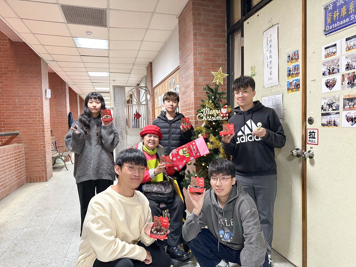 張玉盈教授逢年過節都會與學生一起共度佳節(另開新視窗/jpg檔)圖片