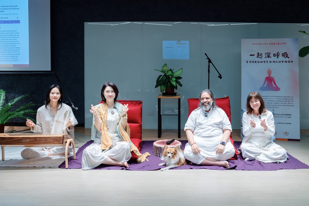 瀧月堂主理人蔡斐任（左起）、中山大學兼氣膠科學研究中心主任王家蓁、印度瑜伽老師卡西吉與其翻譯。(另開新視窗/jpg檔)圖片