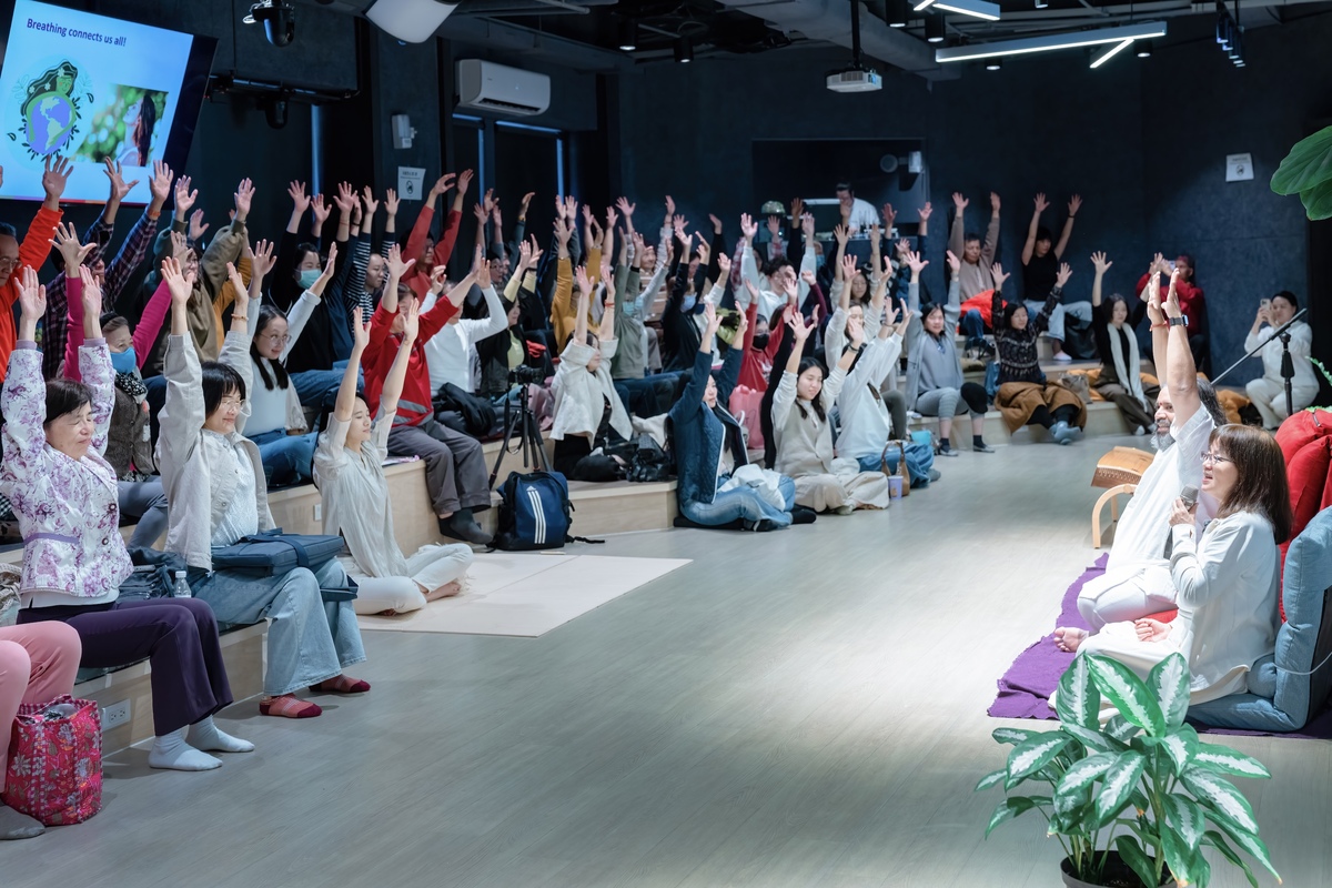 與會者在寒冷氣息中透過呼吸感受人與生態之間相互依存的關係。(另開新視窗/jpg檔)圖片