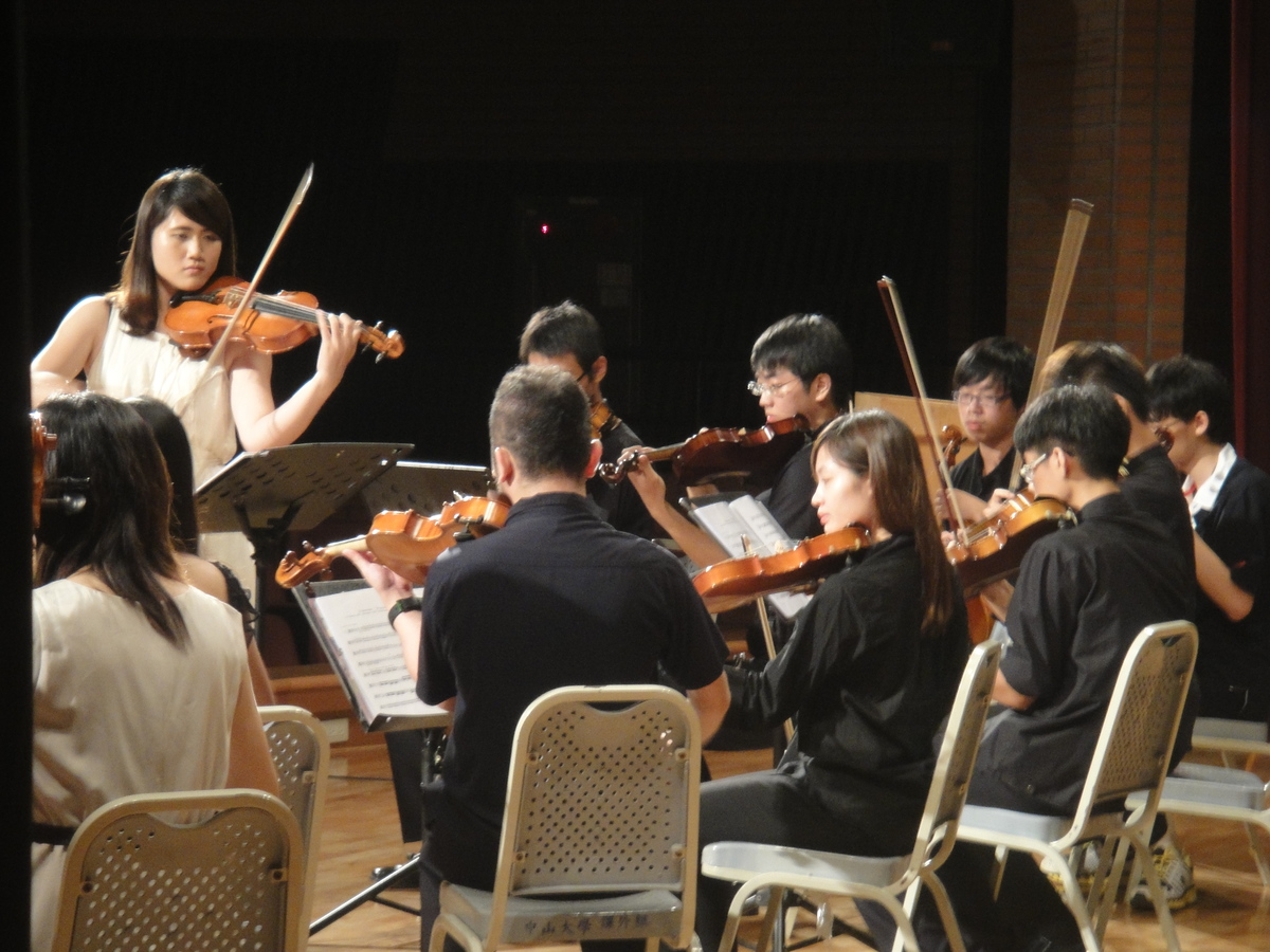 室內樂團演奏(另開新視窗/jpg檔)圖片