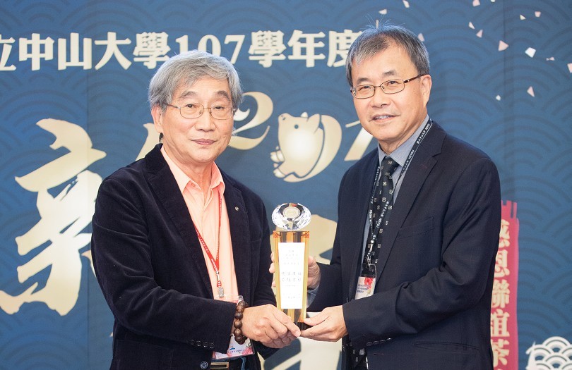 華盛營造工程蘇成達董事長獲頒感謝獎座(另開新視窗/jpg檔)圖片