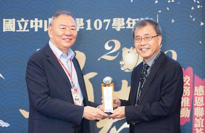 校友總會雷祖綱理事長代舊振南食品李雄慶董事長領取感謝獎座(另開新視窗/jpg檔)圖片