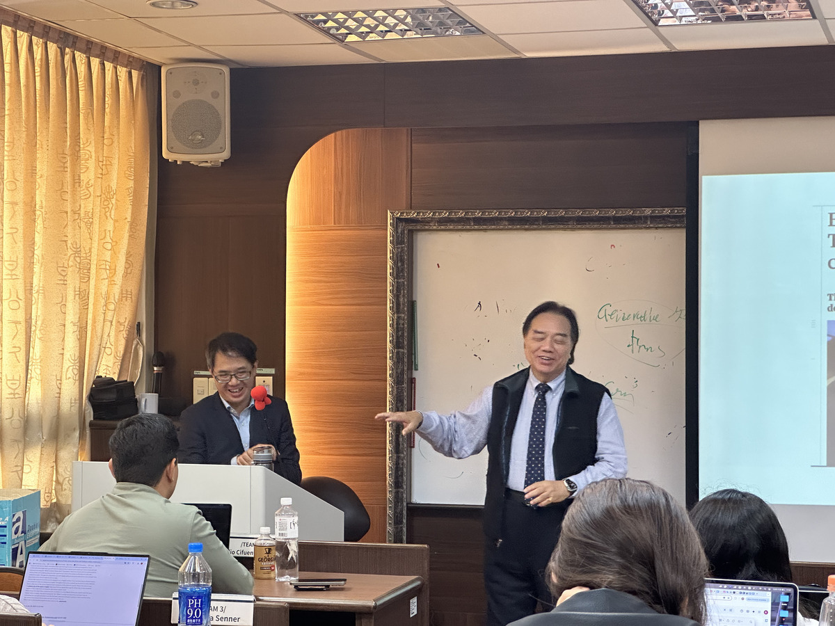 時任國際交流暨認證辦公室李英俊主任（右）主持專題演講(另開新視窗/jpg檔)圖片