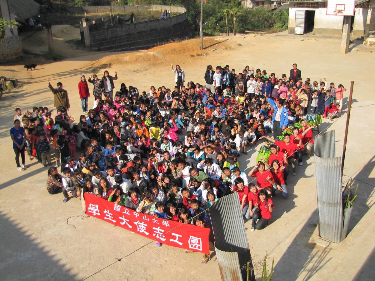 與明朗中學全體師生合照(另開新視窗/jpg檔)圖片