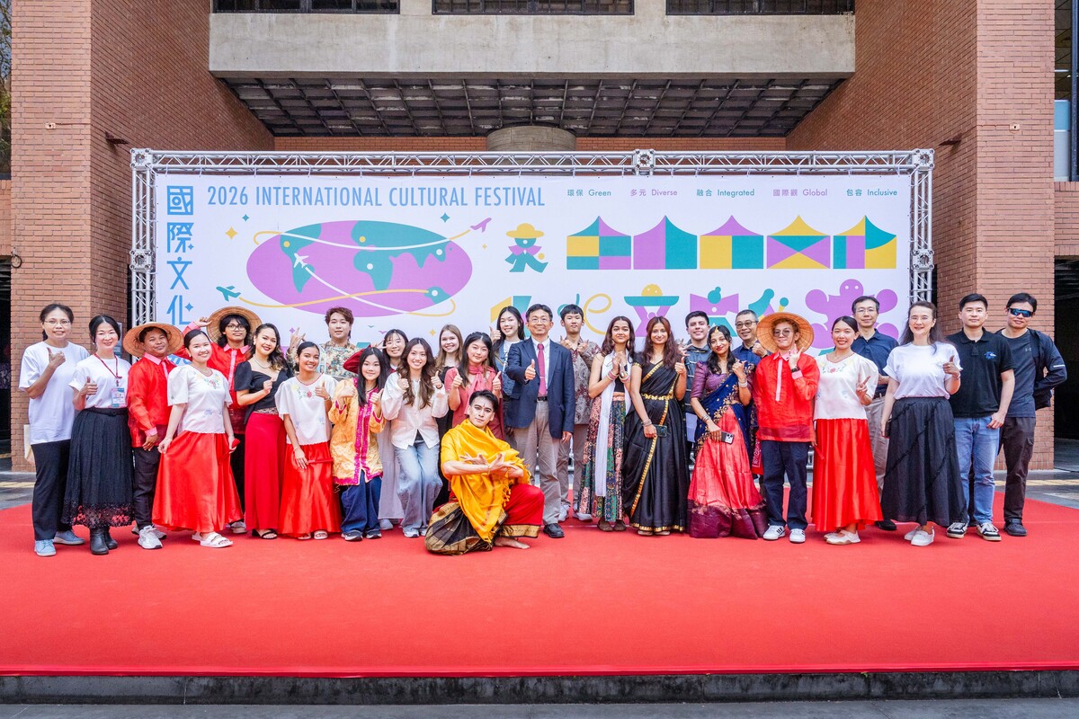 國立中山大學舉辦為期三天的「國際文化嘉年華」，匯11國美食攤位、6國文化體驗區，以及34名來自14國學生的歌舞表演。(另開新視窗/jpg檔)圖片