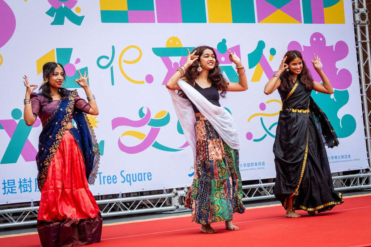 印度學生表演寶萊塢舞蹈。(另開新視窗/jpg檔)圖片